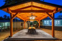 Private Gated Backyard with Fire Pit and Stylish Kitchen - Elegant Retreat Hotels in Center Point