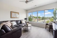 Elegant Retreat - Pool, Gym, High-End Kitchen, Spa, Wifi Hotels in 