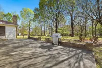 Bright Living Space and Large Outdoor Oasis - Stylish Haven Hotel in zona University of Arkansas