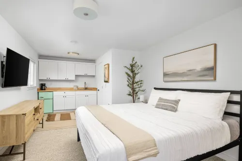 Kitchenette and Nearby Dining Options - Charming Beachfront Escape Hotel a Rockaway Beach