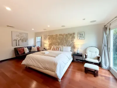 Private Outdoor Area and Stylish Living Spaces - Modern Tranquil Retreat Hotels in West Los Angeles