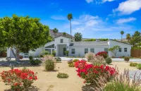 Chef's Kitchen and Refreshing Pool Retreat - Stunning Oasis Pinot's Palette 주변 호텔