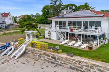 Captivating Ocean Views and Beach Access - Charming Coastal Sanctuary Отели в г. Суомпскотт