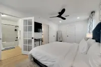 Lake View and Spacious Backyard - Charming Bungalow Retreat Hotels in Greater Carrollwood