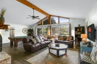 Gorgeous Swimming Pool and Creekside Deck - Charming Weekend Escape