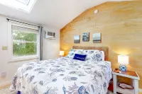 Studio cottage close to beach & golf with outdoor pool, firepit, & basketball Hotels in Kennebunk
