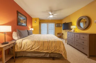 Cozy Retreat - Parking, Wifi, River Views, Spacious Deck