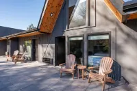 Electric Fireplace and Lakeview Deck - Spacious Charming Retreat Hotels in Garrett County