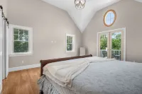 Charming Retreat with Outdoor Shower and Basketball Court - Spacious Oasis 하리치 포트 호텔