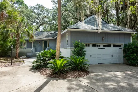 Charming Cottage with Screened Porch and Gourmet Kitchen - Inviting Retreat