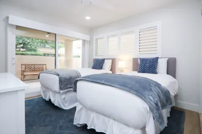 Spacious Two-Level Layout and Direct Beach Access - Stylish Coastal Haven Fletcher Cove Community Center 주변 호텔