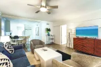 Boca Waterfront • Walk to Beach • Pool & Hot Tub • Gym • Parking