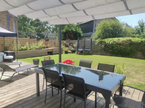 Large single-storey apartment with garden near beach