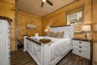 Happy Bear: Wooded Views, Fire-Pit, Game Room & Hot-Tub, Close to Attractions