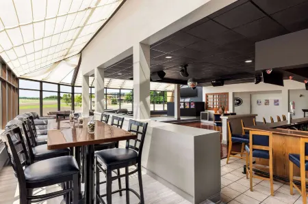 Days Hotel by Wyndham Allentown Airport / Lehigh Valley Отели рядом с достопримечательностью «Парк Шервуд»