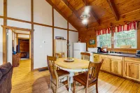 Spacious Blue Ridge Mountain Cabin with  Deck & WiFi - Dogs OK Hotels in White County