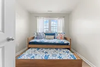 New Construction - Walk to Beach - King Size Bed