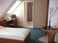 Pension & Café am Krähenberg فنادق في هاله