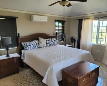 Soleil House with a View Hoteles en Priory