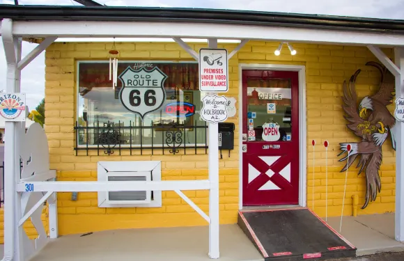 布萊德沙漠旅館