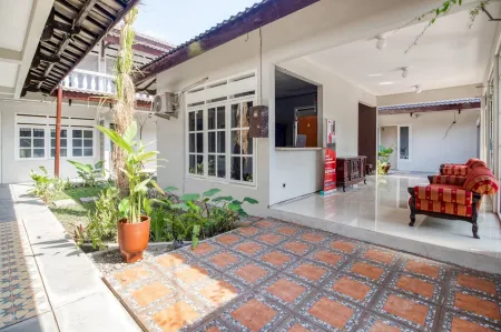 RedDoorz Near Malioboro Tugu Station Jogja 2 Отели в г. Джокьякарта