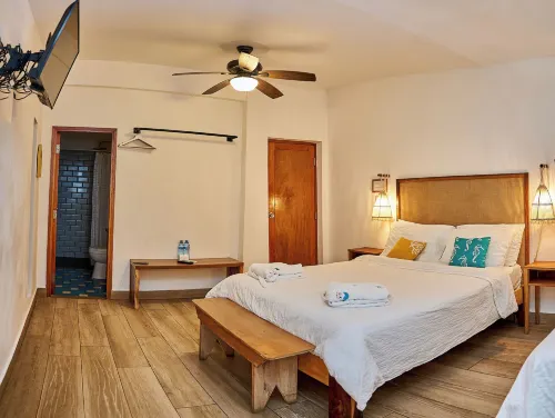 Aaki Hotel