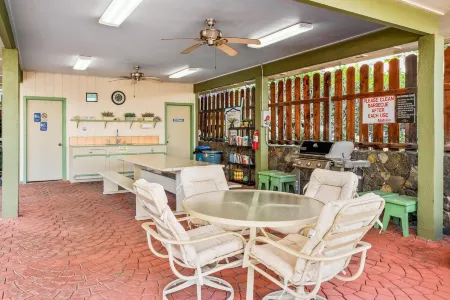 Big Island Kahaluu Bay Villas by Coldwell Banker Island Vacations Отели рядом с достопримечательностью «Парк Кахальюу Бич»