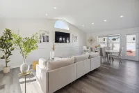 Tranquil Pet Friendly Retreat 3 Bedroom Residence by Estephanie Valdez