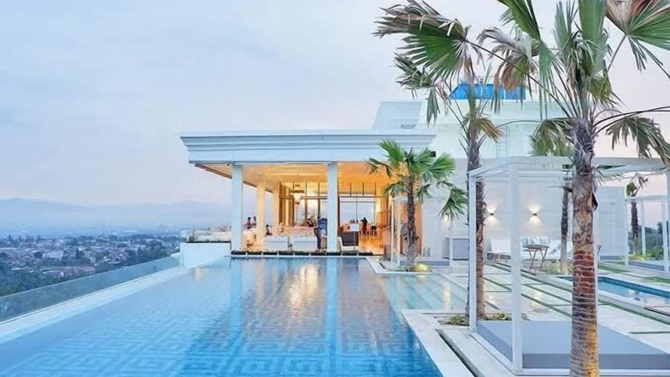 Modern Studio Room with Jacuzzi at Art Deco Apartment