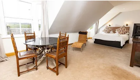 Crown Hotel Отели рядом с достопримечательностью «Bracklinn Falls Bridge and Callander Crags»