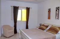 The Yellow Flat - Sea View Hotel dekat Praia de Cabral