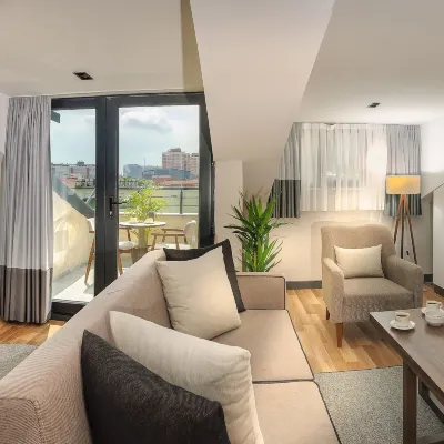La Mia Suites Отели рядом с достопримечательностью «Пристань для яхт Атакой»