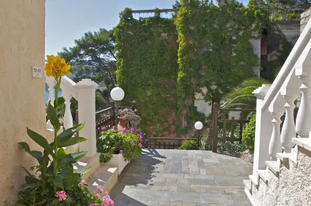 Ino Hotel & Suites Отели рядом с достопримечательностью «Moni Vronta»