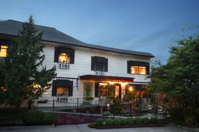 Woodstock Inn Bed & Breakfast Hotels near Midwest Genealogy Center