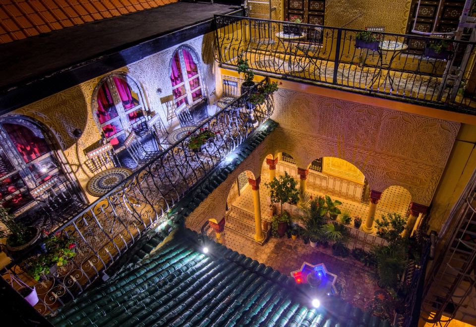 4. Hotel Mo..
