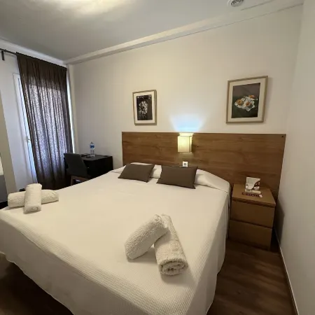 Hostal Alogar Отели рядом с достопримечательностью «Железнодорожный вокзал Пеу-дель-Фуникулар»