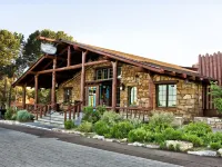 Bright Angel Lodge – Inside the Park Hotele w: Coconino County
