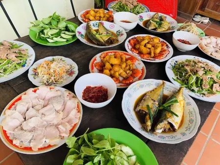 Hue Lotus Homestay Отели рядом с достопримечательностью «Quang Minh Temple»