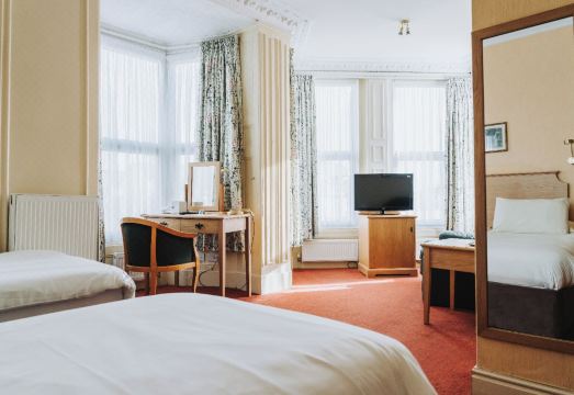 2. 웰벡 호텔 & ..