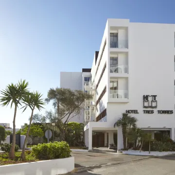 Hotel Tres Torres Отели рядом с достопримечательностью «Пристань для яхт Санта-Эулалия»
