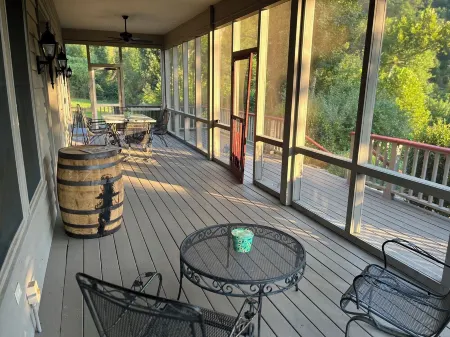 Spacious family home on the banks of the Little Red River in Heber Springs AR. Отели в г. Cleburne County