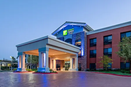 Holiday Inn Express & Suites Atascadero Отели рядом с достопримечательностью «Indigo Clothing»