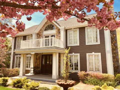 Frederick William House Hotels near Old Silver Beach