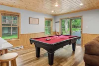 Bluejay Getaway by Avantstay Walk to Lake 7bdr, Hot Tub, Pool Table