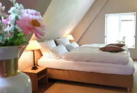Haus Keppelborg: ZI Ferdinand mit Rosengartenblick
