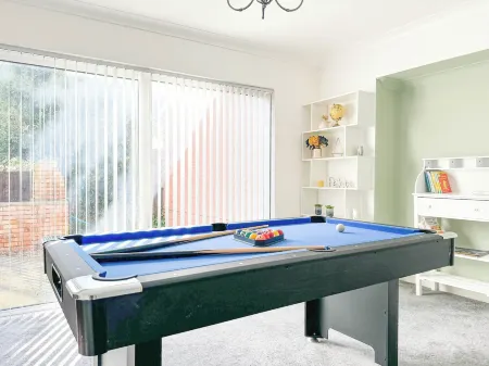 Large 8 Bedroom House in Edgbaston Отели рядом с достопримечательностью «Birmingham and Midland Institute»