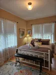 Maon House Bed and Breakfast Hotel dekat The Phoenix Center