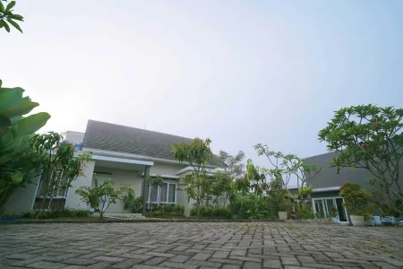 A&T House Sukabumi Отели в г. Sukaraja