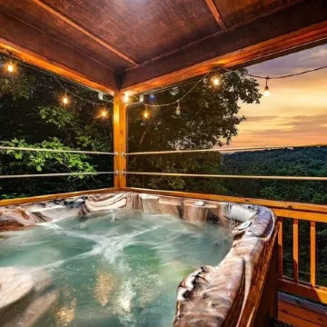 Unique Cabin! Close to Blue Ridge GA and Murphy NC. Hot Tub Has an Amazing View.