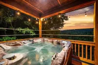 Unique Cabin! Close to Blue Ridge GA and Murphy NC. Hot Tub Has an Amazing View.
